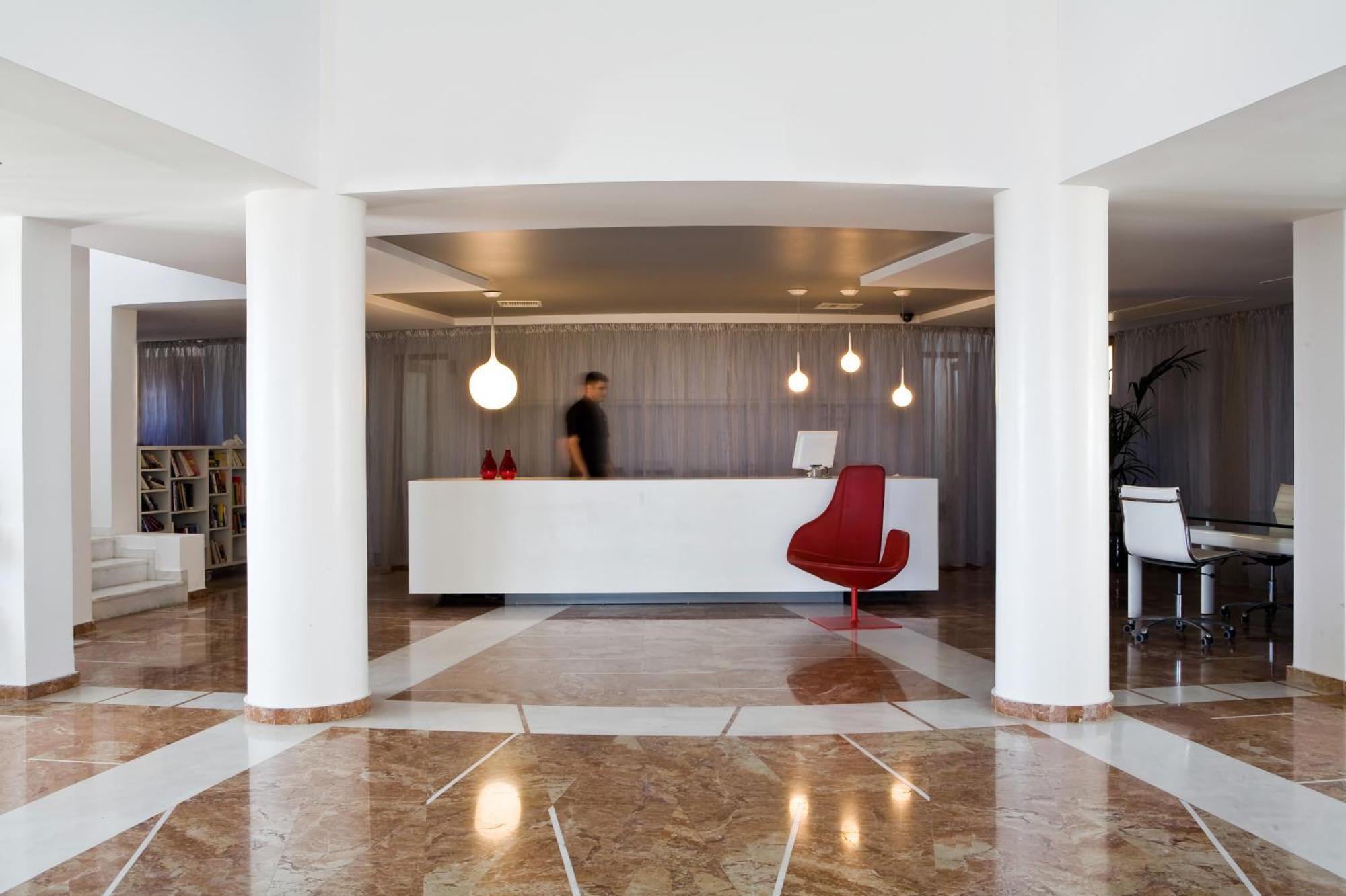 The Majestic Hotel Тира Экстерьер фото